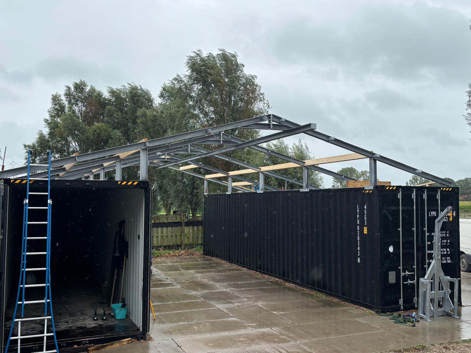 Spanten over twee containers